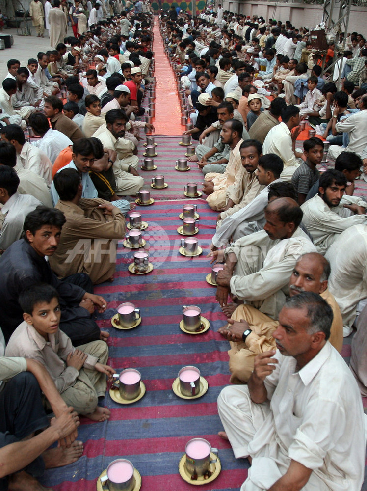 イスラム教の断食月「ラマダン」、パキスタンで祈りを捧げる人々 写真5枚 国際ニュース:AFPBB News
