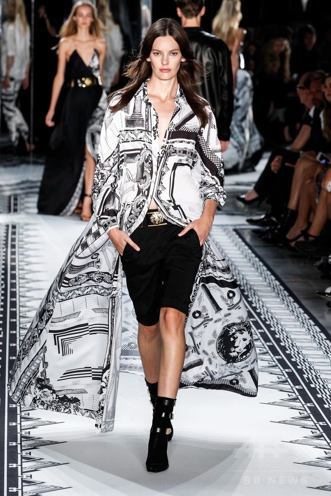 アンソニー・バカレロとコラボ、「ヴェルサス ヴェルサーチ」15年春夏