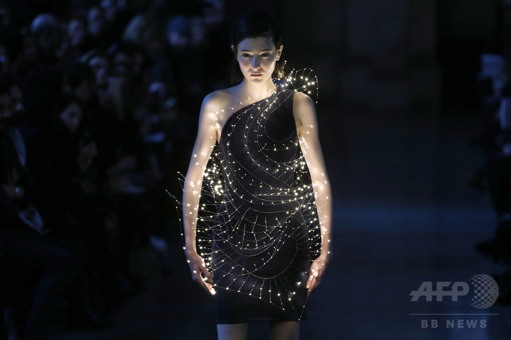 「イーキン・イン」16年春夏オートクチュール