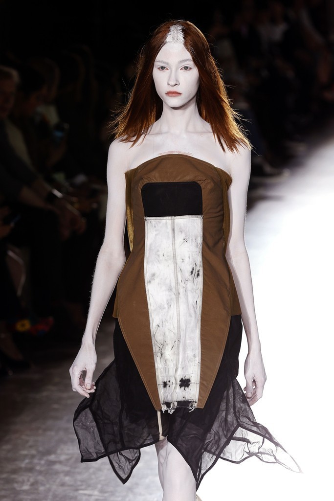 構築的な服に軽やかさを加えて、「リック・オウエンス」15年春夏