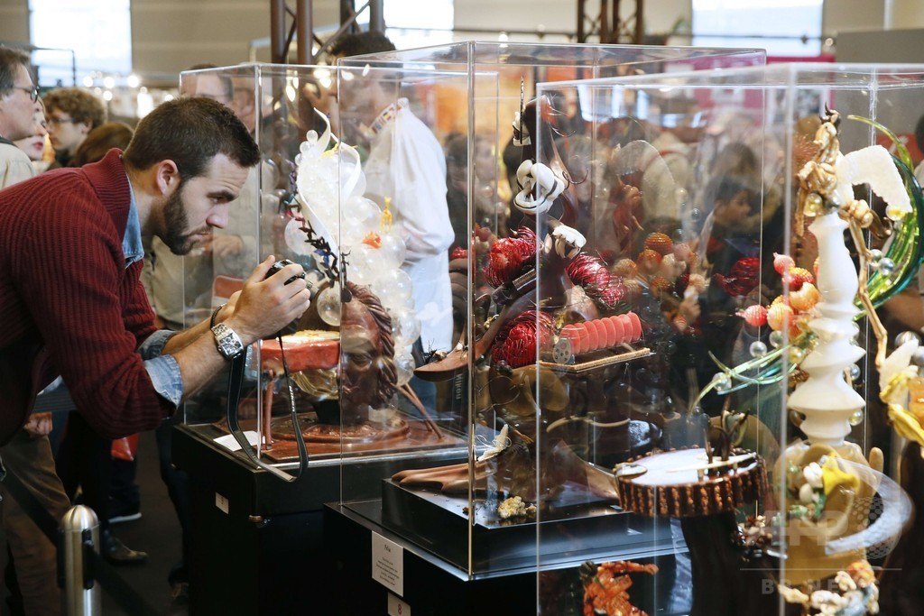 甘い芸術作品ズラリ、チョコの祭典 パリ