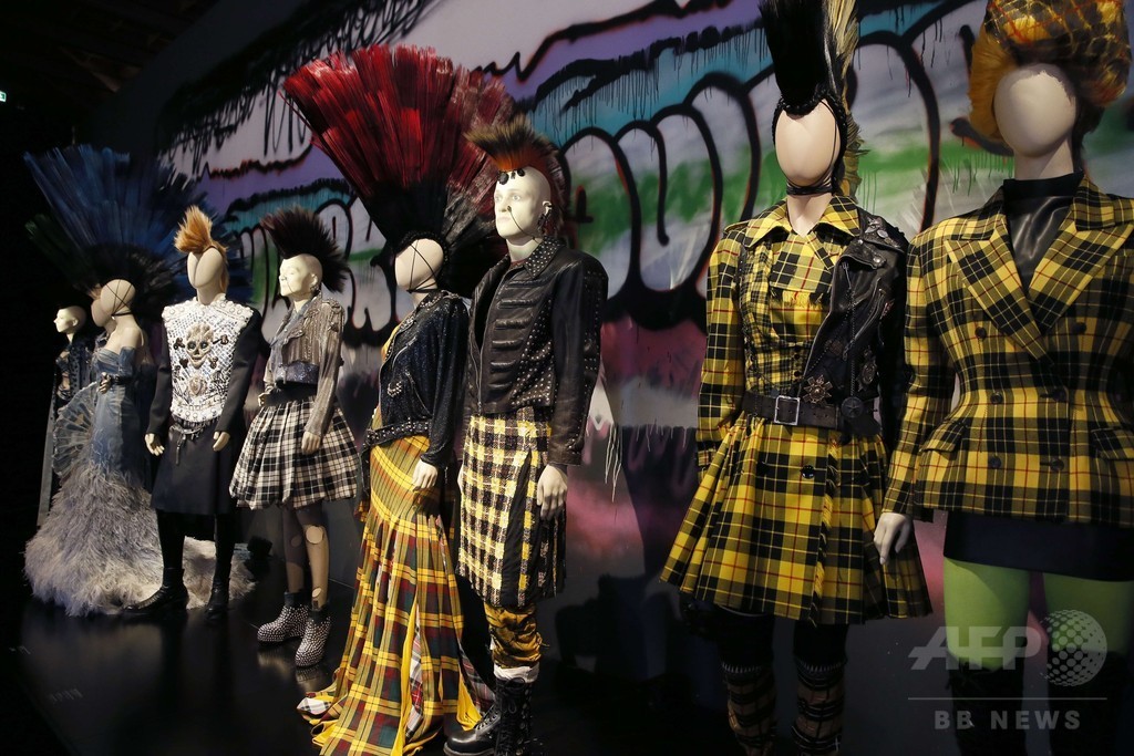 ゴルチエ回顧展、パリで開催 8月3日まで