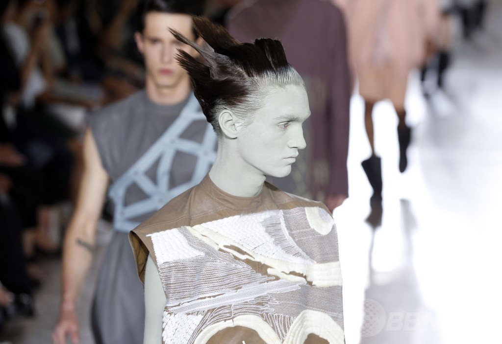 全身真っ白のモデルも、「リック・オウエンス」15年春夏メンズ