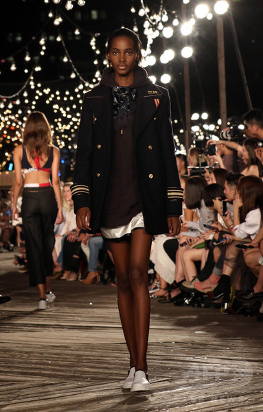 「トミー ヒルフィガー」17年春夏