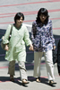 2007年8月17日、韓国の首都ソウル（Seoul）西方の仁川（Incheon）国際空港に到着したキム・ギョンジャ（Kim Kyung-Ja）さん（左）とキム・ジナ（Kim Gi-Na）さん（右）。(c)AFP/JEON YOUNG-HAN