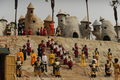 中国・雲南（Yunnan）省のテーマパーク内にある「小矮人帝国（Dwarf Empire）」で、パフォーマンスを行う従業員（2010年3月26日撮影）。(c)AFP/Peter PARKS
