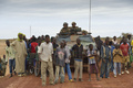 西アフリカ・マリに軍事介入した仏軍とマリ政府軍は28日、世界遺産都市トンブクトゥ（Timbuktu）を10か月にわたって実効支配していたイスラム武装勢力から奪還した。トンブクトゥ入りした両軍は、解放された住民の歓迎を受けた。

イスラム武装勢力掃討のため北進していた両軍は26日、北部主要都市ガオ（Gao）を制圧。28日にはガオとトンブクトゥ間の全域を奪還した。イスラム武装勢力から奪還されていない都市は、首都バマコ（Bamako）北東1500キロに位置するキダル（Kidal）のみとなった。

国際社会から同地域への経済支援も届き始めている。日本政府は29日、邦人が犠牲となったアルジェリア天然ガス施設での人質事件を受け、マリを含む西アフリカ・サハラ砂漠南縁の安定化支援として1億2000万ドル（約110億円）の拠出を表明した。

写真は、トンブクトゥ入りした仏軍兵士を歓迎する住民たち（2013年1月28日撮影）。(c)AFP/ERIC FEFERBERG