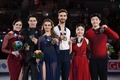 17-18フィギュアスケートグランプリ（GP）ファイナル、アイスダンス・フリーダンス（FD）。表彰式に臨む（左から）テッサ・ヴァーチュー/スコット・モイア組、ガブリエラ・パパダキス/ギヨーム・シゼロン組、マイア・シブタニ/アレックス・シブタニ組（2017年12月9日撮影）。(c)AFP PHOTO / Toshifumi KITAMURA