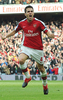 09-10イングランド・プレミアリーグ、アーセナル（%%Arsenal%%）対トッテナム・ホットスパー（%%Tottenham Hotspur%%）。試合はアーセナルが3-0でノースロンドンダービーを制した。写真は前半43分にチームの2点目を挙げて歓喜するアーセナルのセスク・ファブレガス（%%Cesc Fabregas%%）。（2009年10月31日撮影）(c)AFP/CARL DE SOUZA