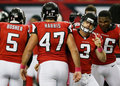 12NFL第6週、アトランタ・ファルコンズ（Atlanta Falcons）対オークランド・レイダース（Oakland Raiders）。試合終了間際に決勝のフィールドゴールを決め、チームメイトと喜び合うアトランタ・ファルコンズのマット・ブライアント（Matt Bryant、右から2人目、2012年10月14日撮影）。(c)AFP/Getty Images/Kevin C. Cox