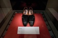 韓国・ソウル北東の加平にある統一教会の天正宮博物館に展示された、創始者の故文鮮明氏の靴（2016年2月13日撮影）。(c)AFP/Ed Jones