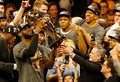 15-16NBAファイナル第7戦、ゴールデンステイト・ウォリアーズ対クリーブランド・キャバリアーズ。優勝トロフィーを掲げるクリーブランド・キャバリアーズのレブロン・ジェームズ（2016年6月19日撮影）。(c)AFP/Beck Diefenbach