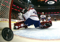 第3ピリオド、カナディアンズのゴーリー、ヤロスラフ・ハラック（%%Jaroslav Halak%%、手前）からチーム2点目のゴールを奪うフライヤーズのスコット・ハートネル（%%Scott Hartnell%%、左）。（2008年4月30日撮影）(c)AFP/Getty Images/Jim McIsaac