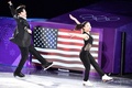 平昌冬季五輪、フィギュアスケートのエキシビションに臨むマイア・シブタニ/アレックス・シブタニ組（2018年2月25日撮影）。(c)AFP/Mladen ANTONOV