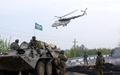 ウクライナ・スラビャンスク（Slavyansk）中心部から7キロ離れたアンドレーフカ（Andreevka）の村で、掌握した検問所の近くに集まったウクライナ軍の部隊（2014年5月2日撮影）。(c)AFP/VASILY MAXIMOV