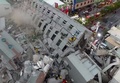 地震で倒壊した台湾・台南市内の建物。CTIテレビ撮影の映像より（2016年2月6日撮影、同提供）。(c)AFP/CTI TV