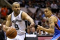 13-14NBAプレーオフ・ウエスタンカンファレンス決勝（7回戦制）、サンアントニオ・スパーズ（San Antonio Spurs）対オラホマシティ・サンダー（Oklahoma City Thunder）第2戦。オラホマシティ・サンダーのタボー・セフォロシャ（Thabo Sefolosha、右）をかわすサンアントニオ・スパーズのトニー・パーカー（Tony Parker、2014年5月21日撮影）。(c)AFP/Getty Images/Ronald Martinez