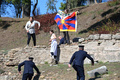 ギリシャ南部のオリンピア遺跡で行われた北京冬季五輪の採火式に乱入し、チベットの旗を掲げる活動家（2021年10月18日撮影）。(c)ARIS MESSINIS / AFP
