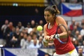 女子テニス、国別対抗戦フェドカップ、ワールドグループ1回戦、チェコ対スペイン。バックハンドを打つスペインのガルビネ・ムグルサ（2017年2月11日撮影）。(c)AFP/Michal Cizek