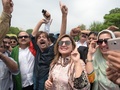 パキスタンの首都イスラマバードで、ナワズ・シャリフ首相の議員資格を剥奪するとの最高裁の判断を受け、喜びをあらわにする野党の支持者ら（2017年7月28日撮影）。(c)AFP/AAMIR QURESHI