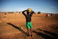 レソト・マセル（Maseru）でサッカーの試合に出場する少年（2010年5月25日撮影）。(c)AFP/PABALLO THEKISO