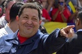 ベネズエラ首都カラカス（Caracas）で大統領選の投票所を訪れ、投票前にポーズをとるウゴ・チャベス（Hugo Chavez）大統領（2012年10月7日撮影）。(c)AFP/LUIS ACOSTA