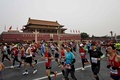 天安門広場を駆ける北京マラソンの出場ランナー（2022年11月6日撮影）。(c)Jade Gao/ AFP