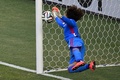 サッカーW杯ブラジル大会（2014 World Cup）グループA、ブラジル対メキシコ。シュートをセーブするメキシコのGKギジェルモ・オチョア（Guillermo Ochoa、2014年6月17日撮影）。(c)AFP/FABRICE COFFRINI