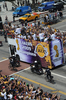 08-09NBAファイナルを制したロサンゼルス・レイカーズ（%%Los Angeles Lakers%%）の優勝パレードが17日、ロサンゼルス（Los Angeles）で行われ、数万人ものバスケットボールファンが祝福のため、市内中心部に詰めかけた。レイカーズの本拠地ステープルズ・センター（Staples Center）から始まったパレードは、8万人のファンが待つロサンゼルス・メモリアル・コロシアム（Los Angeles Memorial Coliseum）まで行われ、数百人の警察官が動員され。写真はバスからファンの声援に応えるレイカーズの選手たち。（2009年6月17日撮影）(c)AFP/ROBYN BECK