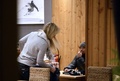 フランス・バルディゼール（Val d&apos;Isere）のカフェに入ったリンゼイ・ボン（Lindsey Vonn、左）とタイガー・ウッズ（Tiger Woods、2013年12月20日撮影）。(c)AFP/FRANCK FIFE
