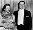 第28回アカデミー賞（Academy Awards）授賞式で主演男優賞を受賞したアーネスト・ボーグナイン（Ernest Borgnine）。左は当時の夫人（1956年3月21日撮影）。(c)AFP/INTERCONTINENTALE