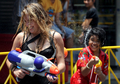 タイの首都バンコク（Bangkok）で12日、翌日から始まるタイ正月ソンクラーン（Songkran）を前に、通行人らが互いに水を掛け合って新年を祝う水かけ祭り「ソンクラーン・フェスティバル（Songkran Festival）」が開催された。

写真は、旅行者でにぎわうカオサン（Khao San）通りで、水を掛け合う地元の子どもと外国人観光客（2012年4月12日撮影）。(c)AFP/PORNCHAI KITTIWONGSAKUL