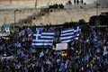 ギリシャ首都アテネの議会前で、マケドニアの国名問題で政府の妥協に反対する抗議集会に参加した人々（2018年2月4日撮影）。(c)AFP PHOTO / LOUISA GOULIAMAKI
