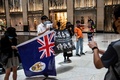 香港の民主派デモで英国領時代の香港旗を掲げる人（2020年6月1日撮影）。(c)ISAAC LAWRENCE / AFP