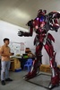 ベトナム首都ハノイの作業場で、バイクのスペアパーツから作られたロボット・ワンを操作するエンジニア（左、2019年9月30日撮影）。(c)Nhac NGUYEN / AFP