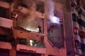 ハマスの事務所を狙ったとされるイスラエル軍による攻撃の現場。調査に当たる人の姿が見える。レバノン・ベイルート南郊で（2024年1月2日撮影）。(c)AFP