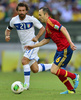 サッカーコンフェデレーションズカップ2013（Confederations Cup 2013）は27日、フォルタレーザ（Fortaleza）で準決勝が行われ、スペインが7-6でイタリアとのPK戦を制し、ブラジルとの決勝に進出した。

ドリブルでボールを運ぶスペインのアンドレス・イニエスタ（Andres Iniesta、右、2013年6月27日撮影）。(c)AFP/YURI CORTEZ
