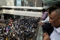 香港中心部で行われた抗議デモに参加した会社員や民主派の活動家ら（2019年11月15日撮影）。(c)ISAAC LAWRENCE / AFP