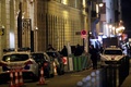武装強盗事件が起きたパリのリッツホテルの裏口に立つ警察官ら（2018年1月10日撮影）。(c)AFP PHOTO / Thomas SAMSON