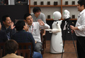 ロボットを通して、在宅で操作するパイロットと会話する来客（2018年11月26日撮影）。(c)AFPBB News/Yoko Akiyoshi