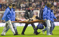 写真は担架で運ばれるビルバオのハビエル・カサス(%%Javier Casas%%)。(c)AFP/RAFA RIVAS