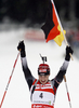 ドイツ国旗を掲げ優勝を喜ぶマグダレナ・ノイナー。(c)AFP/DDP/JENS-ULRICH KOCH