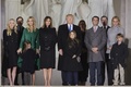 米首都ワシントンのリンカーン記念館で就任記念行事に出席したドナルド・トランプ次期大統領一家（2017年1月19日撮影）。(c)AFP/MANDEL NGAN