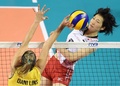 女子バレーボール・ワールドグランプリ（FIVB World Grand Prix 2014）決勝ラウンド最終日、日本対ブラジル。スパイクを打つ石田瑞穂（Mizuho Ishida、2014年8月24日撮影）。(c)AFP/KAZUHIRO NOGI