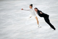 12-13フィギュアスケートGPシリーズ第5戦、エリック・ボンパール杯（Trophee Eric Bompard 2012)は16日、フランス・パリ（Paris）のベルシー体育館（Palais omnisports de Paris-Bercy）でペア・ショートプログラム（SP）が行われ、ロシアの川口悠子（Yuko Kawaguchi）/アレクサンドル・ スミルノフ（Alexander Smirnov）組が66.78点で首位に立った。

演技に臨む川口悠子/アレクサンドル・スミルノフ組（2012年11月16日撮影）。(c)AFP/FRED DUFOUR