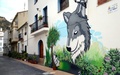スペインのカステリョンデラプラナ近郊の町ファンサラにある家の壁に描かれた作品（2016年12月15日撮影）。(c)AFP/JOSE JORDAN