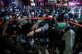 香港・旺角地区で行われた抗議デモで、参加者を退散させる作戦を実行する警察（2020年6月12日撮影）。(c)ISAAC LAWRENCE / AFP