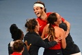 テニス、男女混合国別対抗戦「ユナイテッドカップ」決勝、米国対イタリア。優勝を決めてチームメートと喜ぶ米国のテイラー・フリッツ（中央、2023年1月8日撮影）。(c)Saeed KHAN / AFP