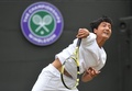 テニス、ウィンブルドン選手権、ジュニア男子シングルス決勝。サーブを打つ望月慎太郎（2019年7月14日撮影）。(c)Ben STANSALL / AFP