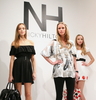 都内で開かれた新ブランド「ニッキーヒルトン(NICKYHILTON)」記者発表会に出席したデザイナーのニッキー・ヒルトンと、「ニッキーヒルトン」の新作を着たモデルたち（2009年3月5日撮影）。(c)MODE PRESS